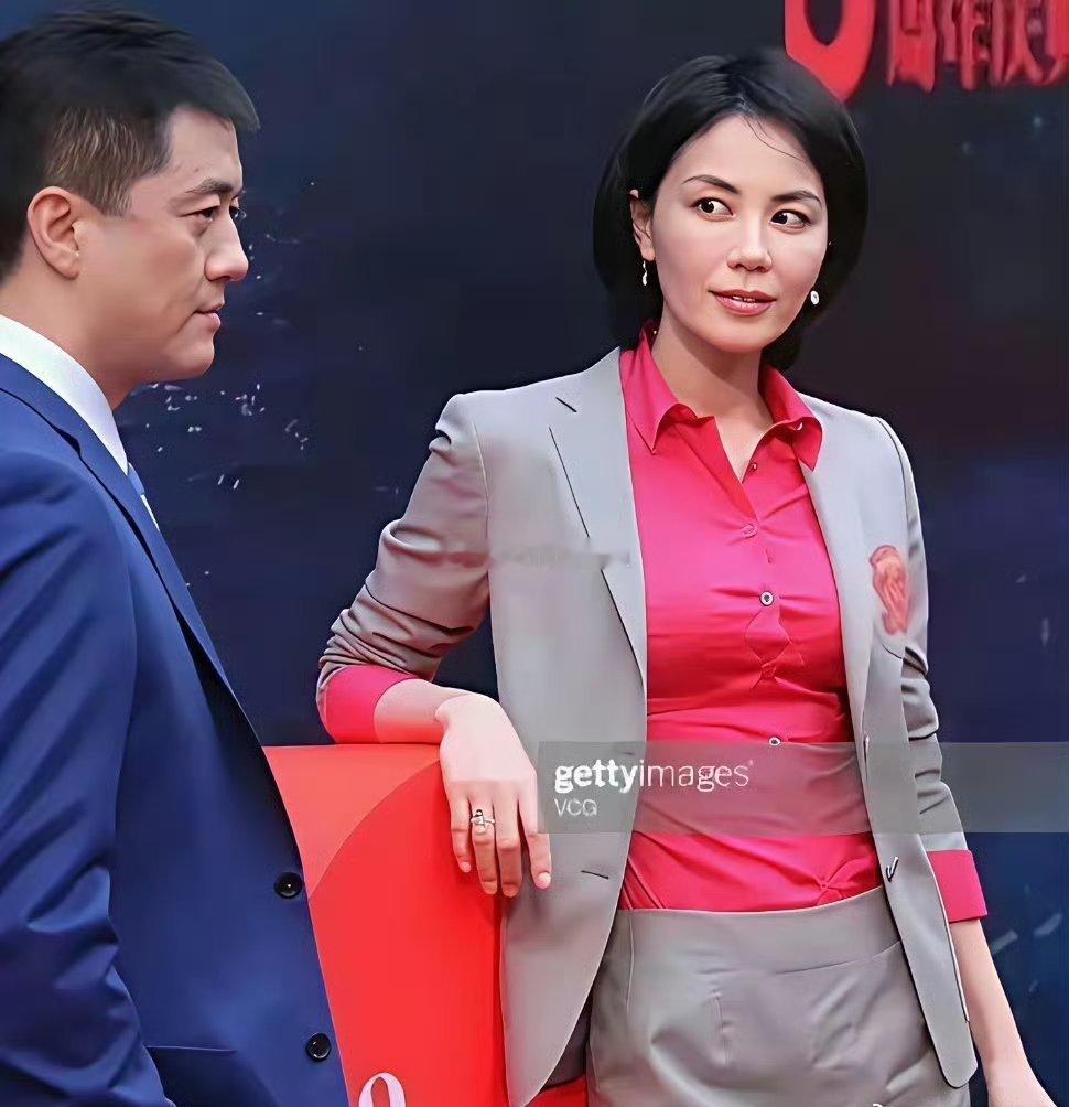 王菲当初一定深爱李亚鹏的，眼神和手势作不了假 ​​​