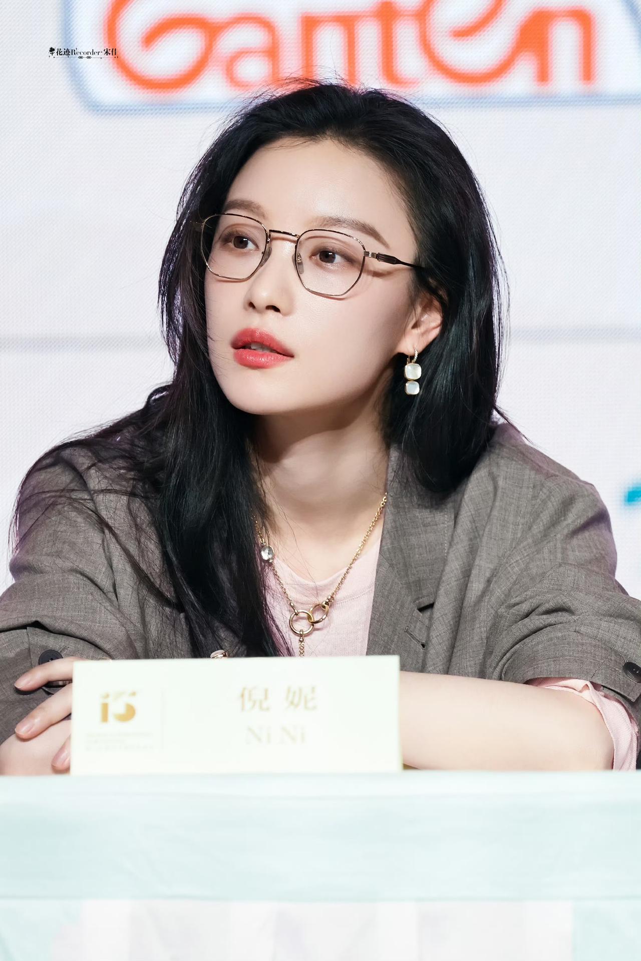 谋女郎出身的倪妮 ，近些年总被人说发展得一般。

其实是她不再单纯追求影视剧的产