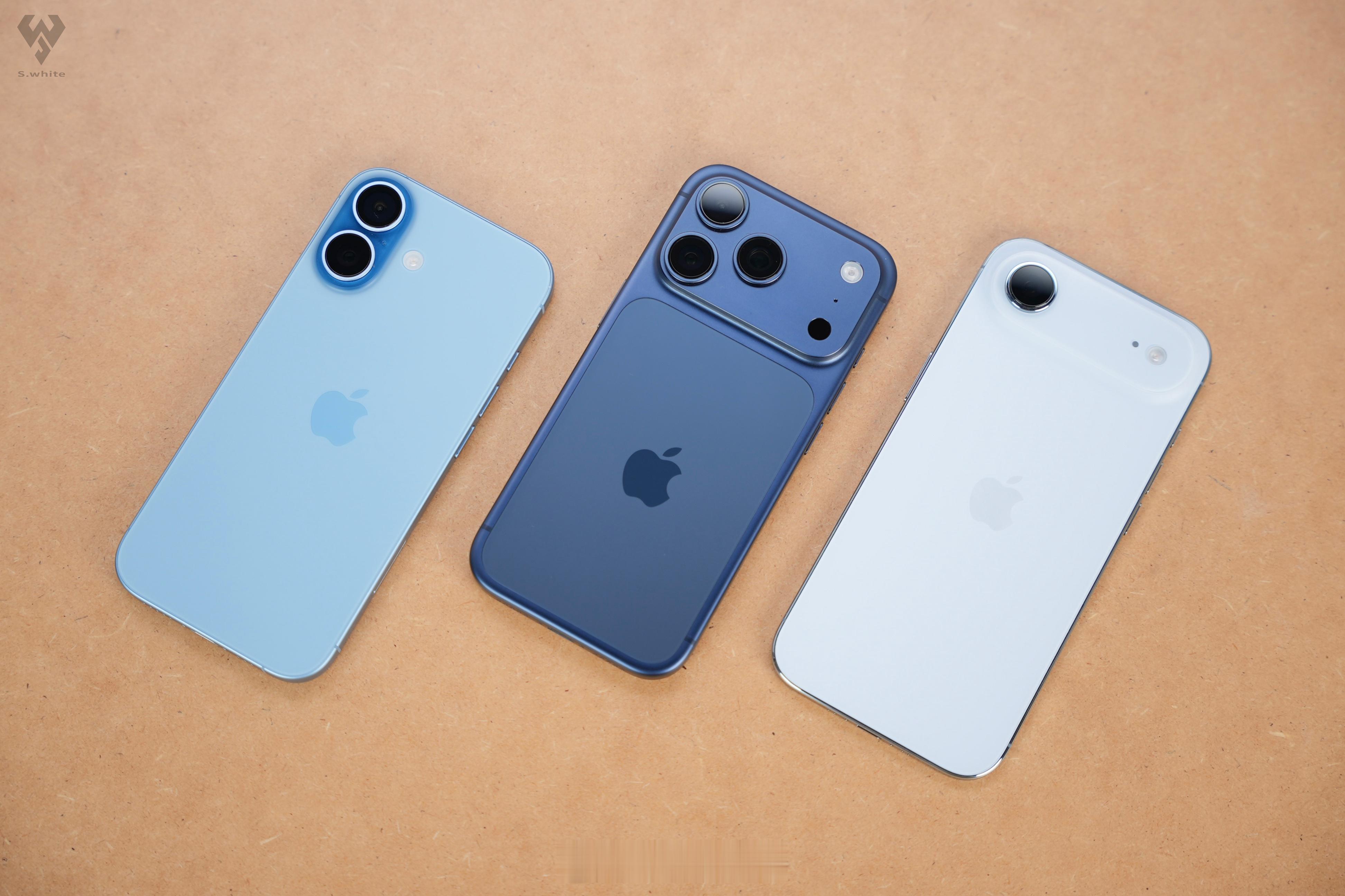 iPhone 17系列的三台蓝色合影蓝色系🆚橙色系，你更喜欢哪种颜色？ 