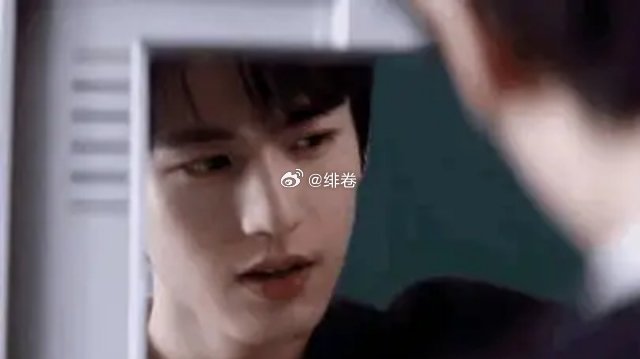 张凌赫上次把何润东带火了 这次把钟汉良带火了