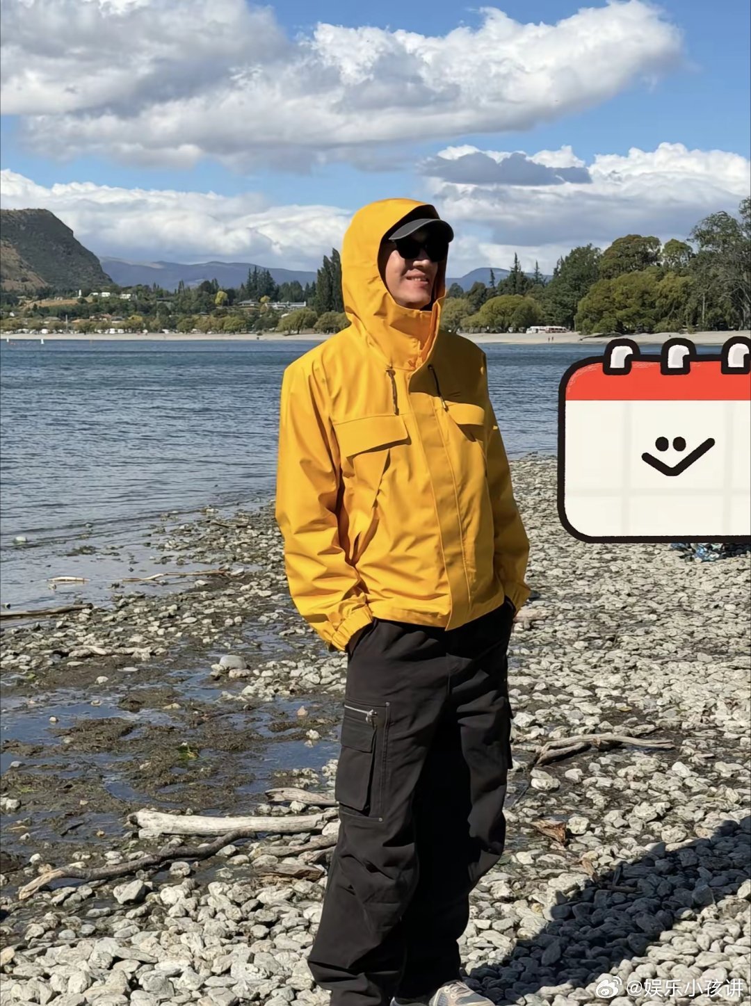 38岁林更新在新西兰皇后镇旅游逛街被偶遇，他真人看起来好帅，身材很高挑，个子超过