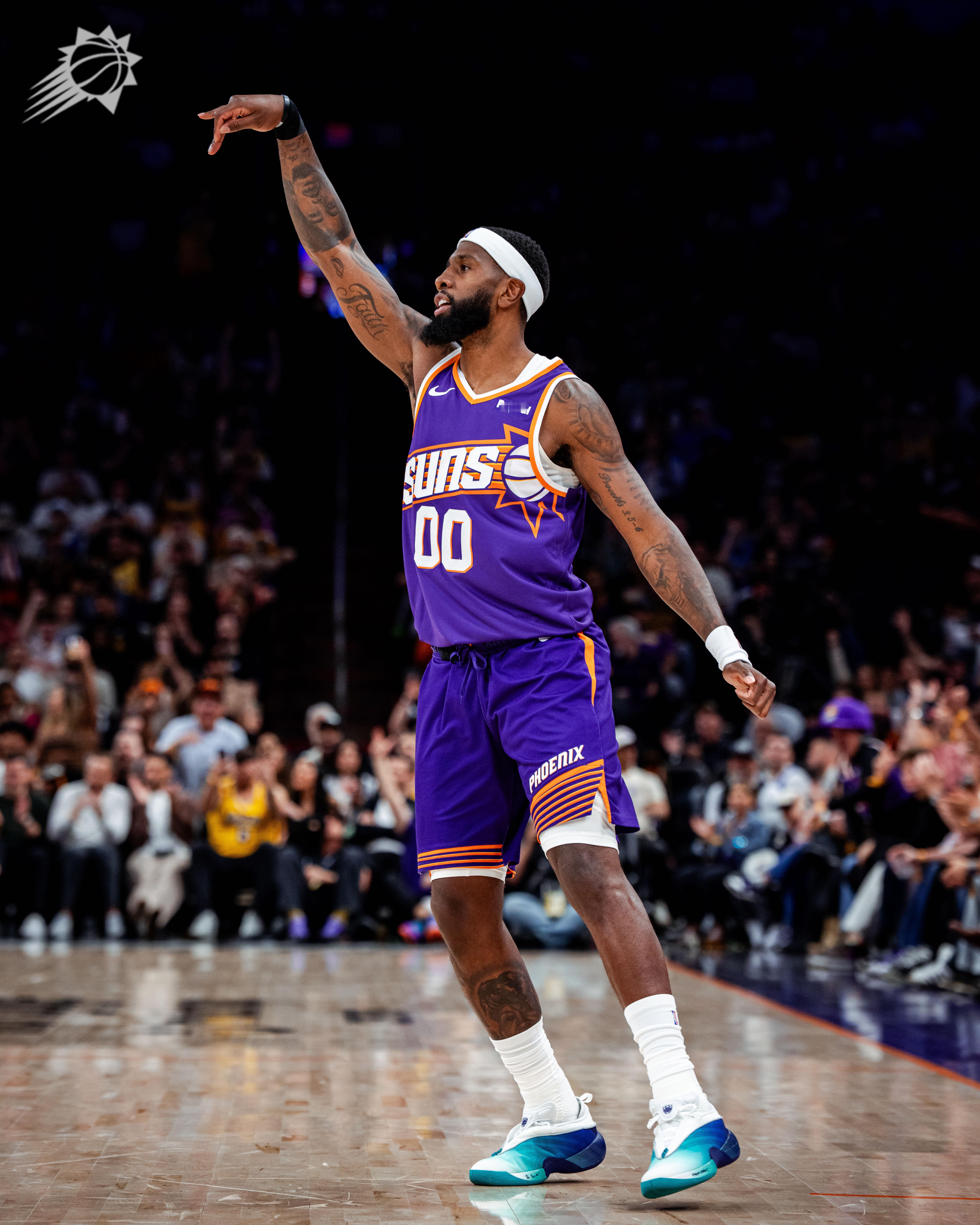 格林外线硬解，命中压哨打板三分！随后太阳抢断对方发球奥尼尔得分，瞬间领先10分，