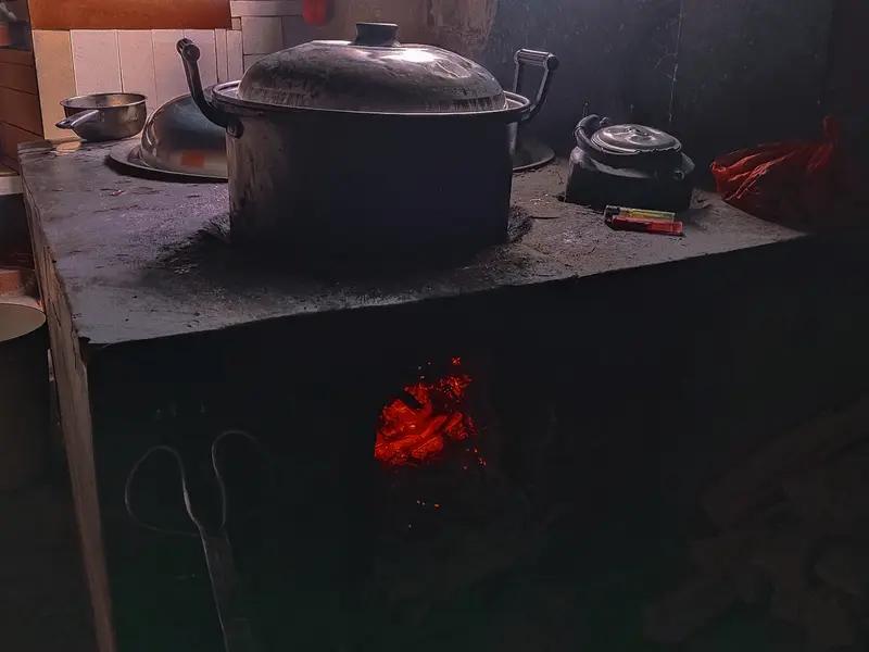 年味，是灶上飘着的香，是门前挂着的红。
风一吹，暖了归途，亮了心房。
一声问候，