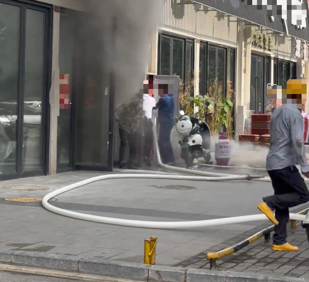 【玉林城区某小区一店铺发生起火】近日，网友爆料称：玉林市城区某小区的一个店铺发生