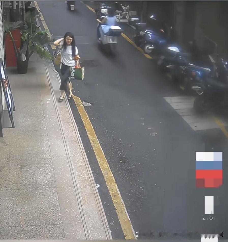 一年轻女子路过店家门前，停下来。将店主晾在门口的拖鞋从架子上拿下来，装进自己的兜