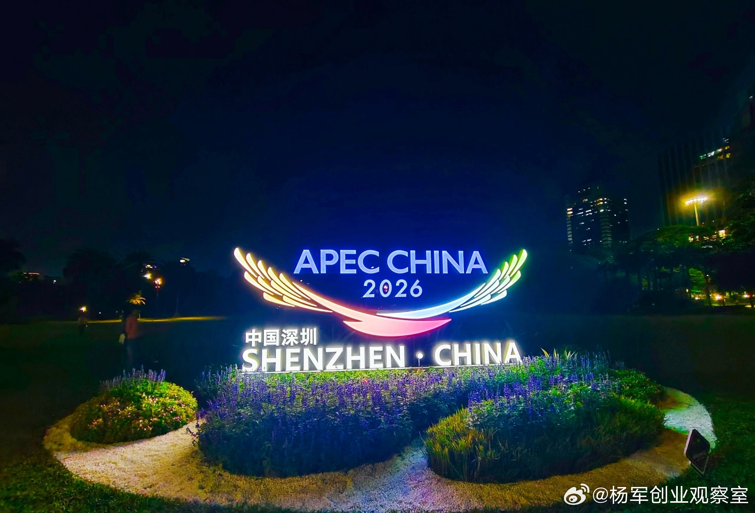 在AI爆发的当下，算力固然重要，但真正决定数据中心能不能“跑得动、跑得起”的，其