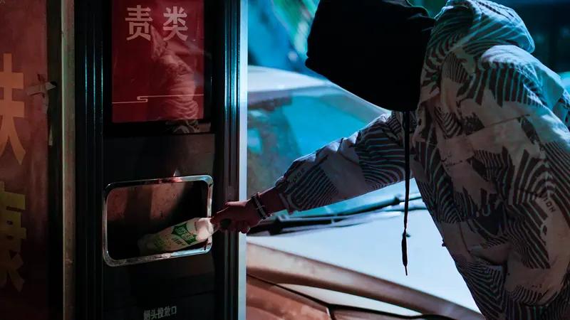 近日，宁夏隆德一男子趁着夜色以“拉车门”的方式盗窃现金、手机、香烟等物品，随后又