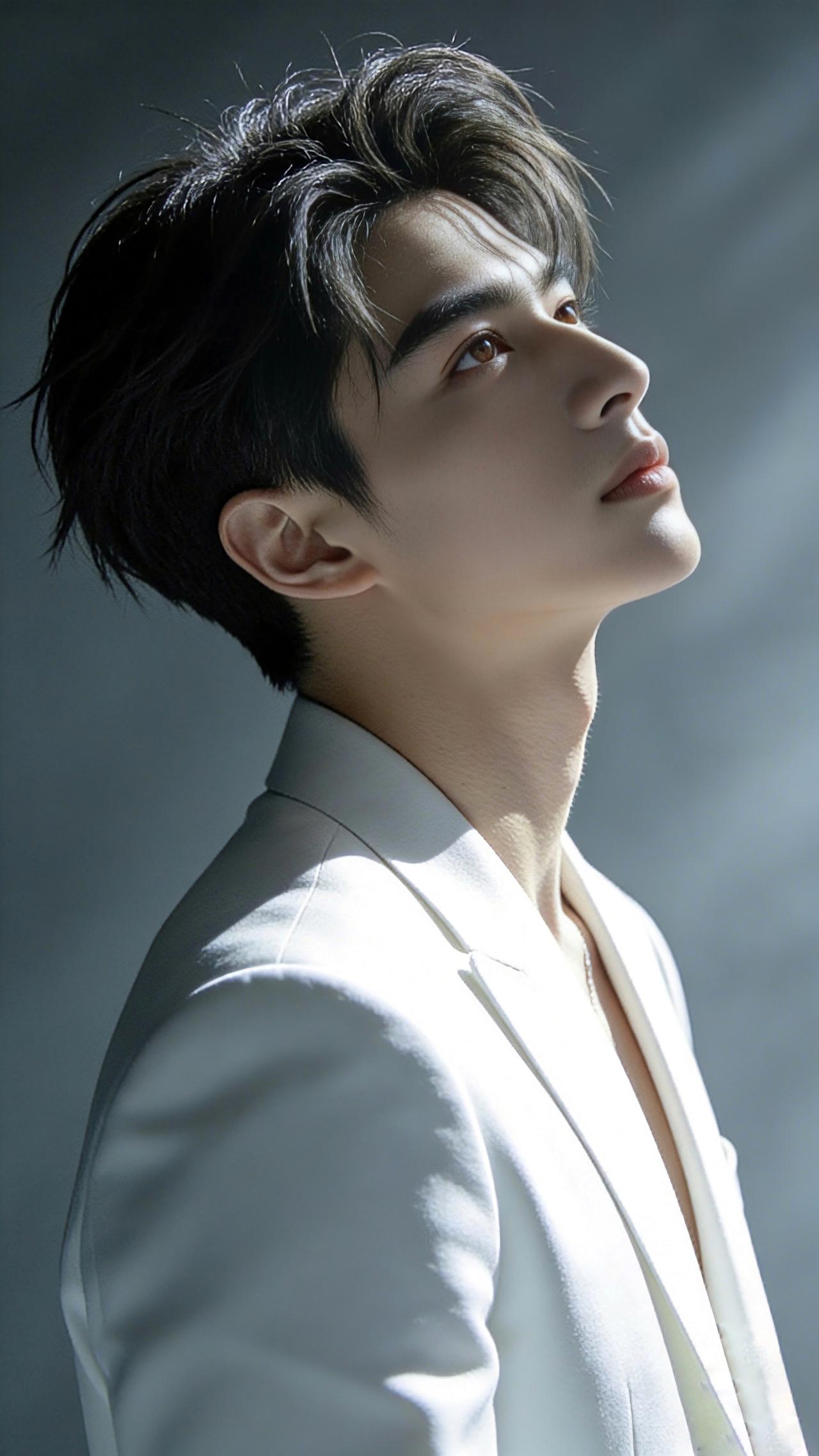 九帧同绘白西绅士仙。乌发微乱束起显不羁，白西装笔挺衬玉骨。眉眼藏星鼻梁挺，双手交