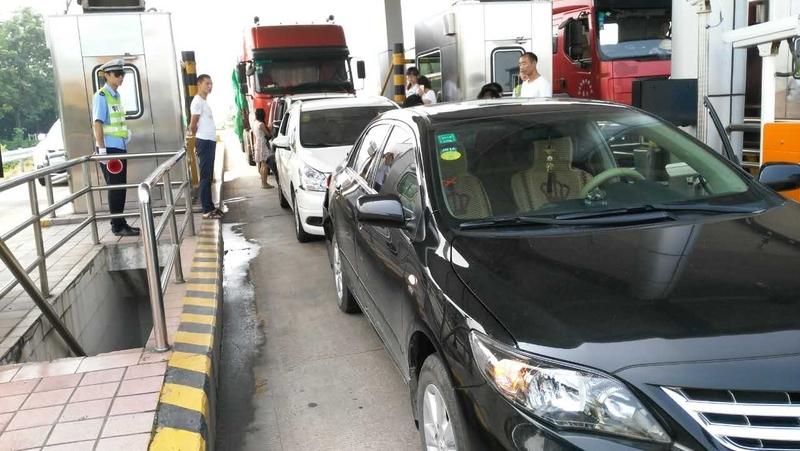 差2分钟高速免费 小车龟速行驶致拥堵高速公路塞车 高速路堵停 
每逢节假日高速免
