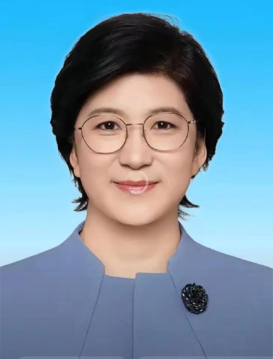 孙艾芳是山东莱州人，1971年生。九十年代从内蒙古师大历史系毕业，没回老家，留在