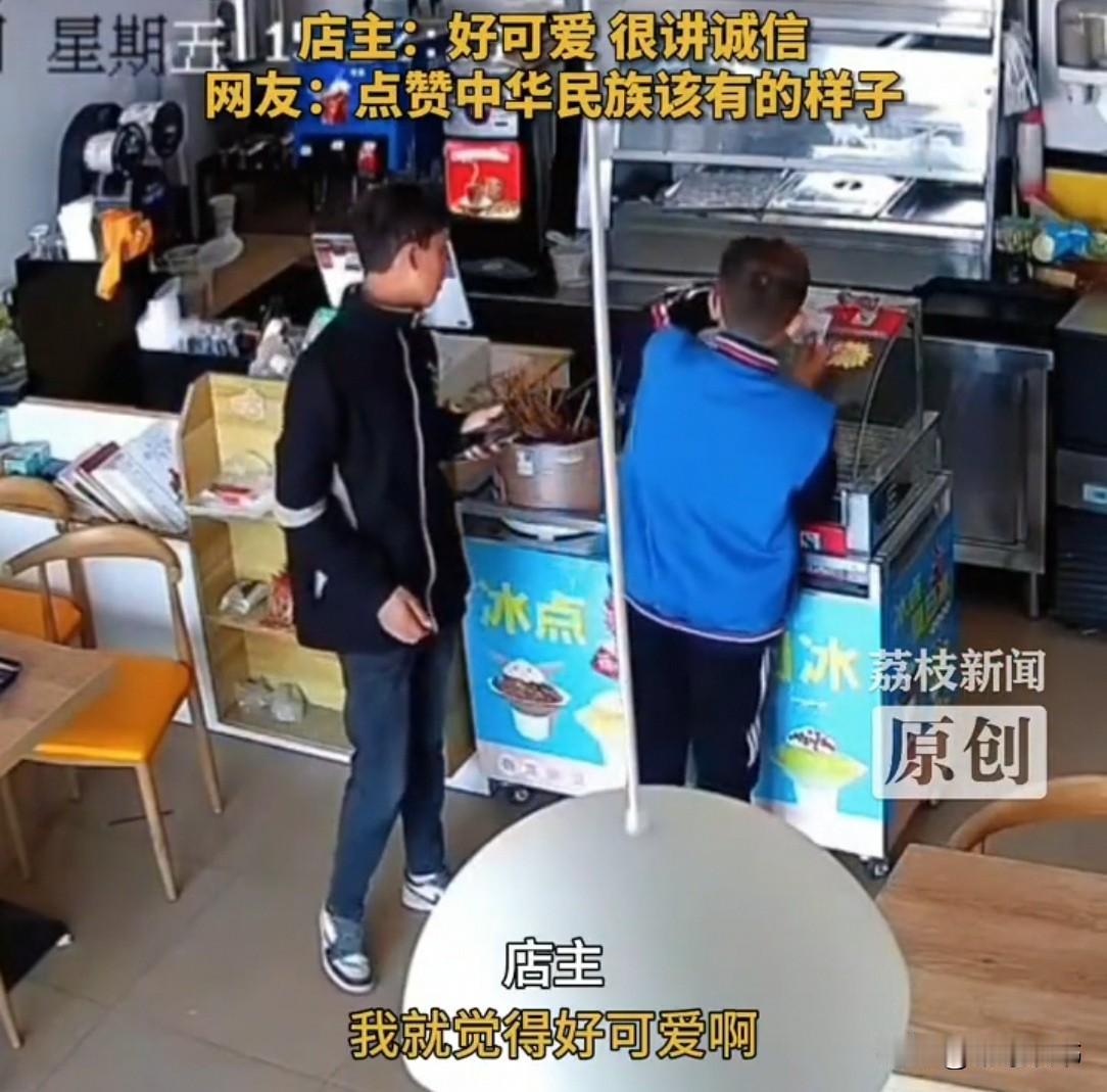 新疆一麻辣烫店，2男孩吃完串串，转头想付钱，却发现老板不在店里。这时，其中一个男