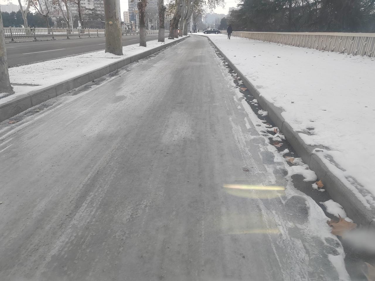 看来这中兴路非机动车道上的冰与雪，只能靠太阳的热度来融化了！
前天的一场雪，让中