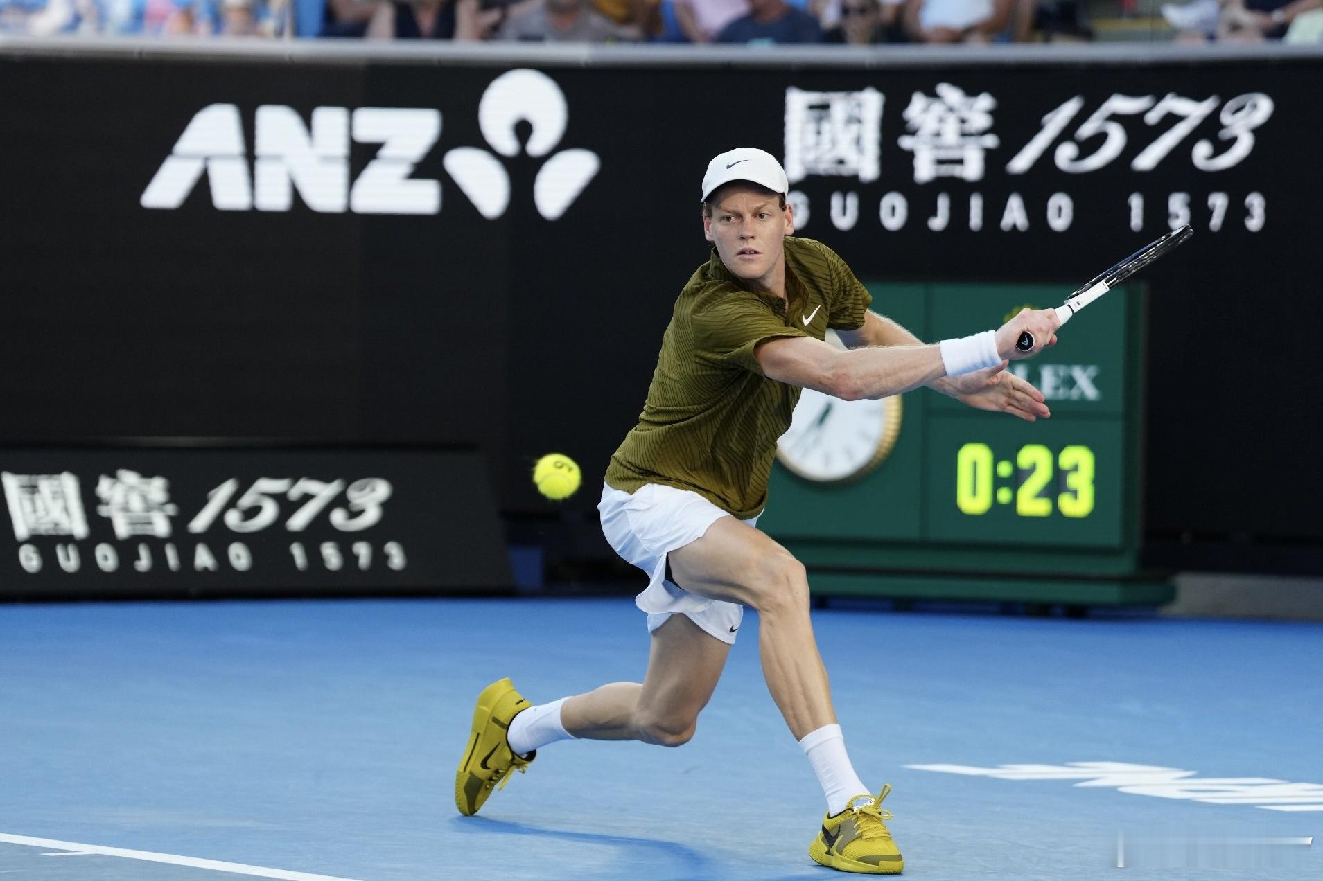 一跟老妈一起看球就赶上辛纳的比赛辛纳vs谢尔顿。但今天不是盛哥解说的。澳网202