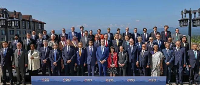 G20大合影的站位突然引发热议！日本代表紧挨美国财长站在身边，中国代表却被安排在