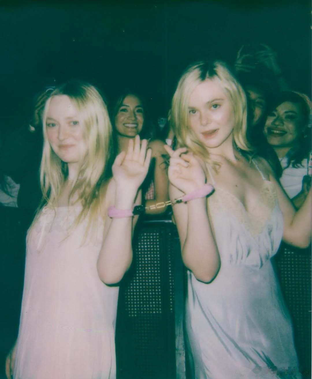 Sabrina Carpenter演唱会上戴同一幅手铐拍照的达科塔·范宁和艾丽·