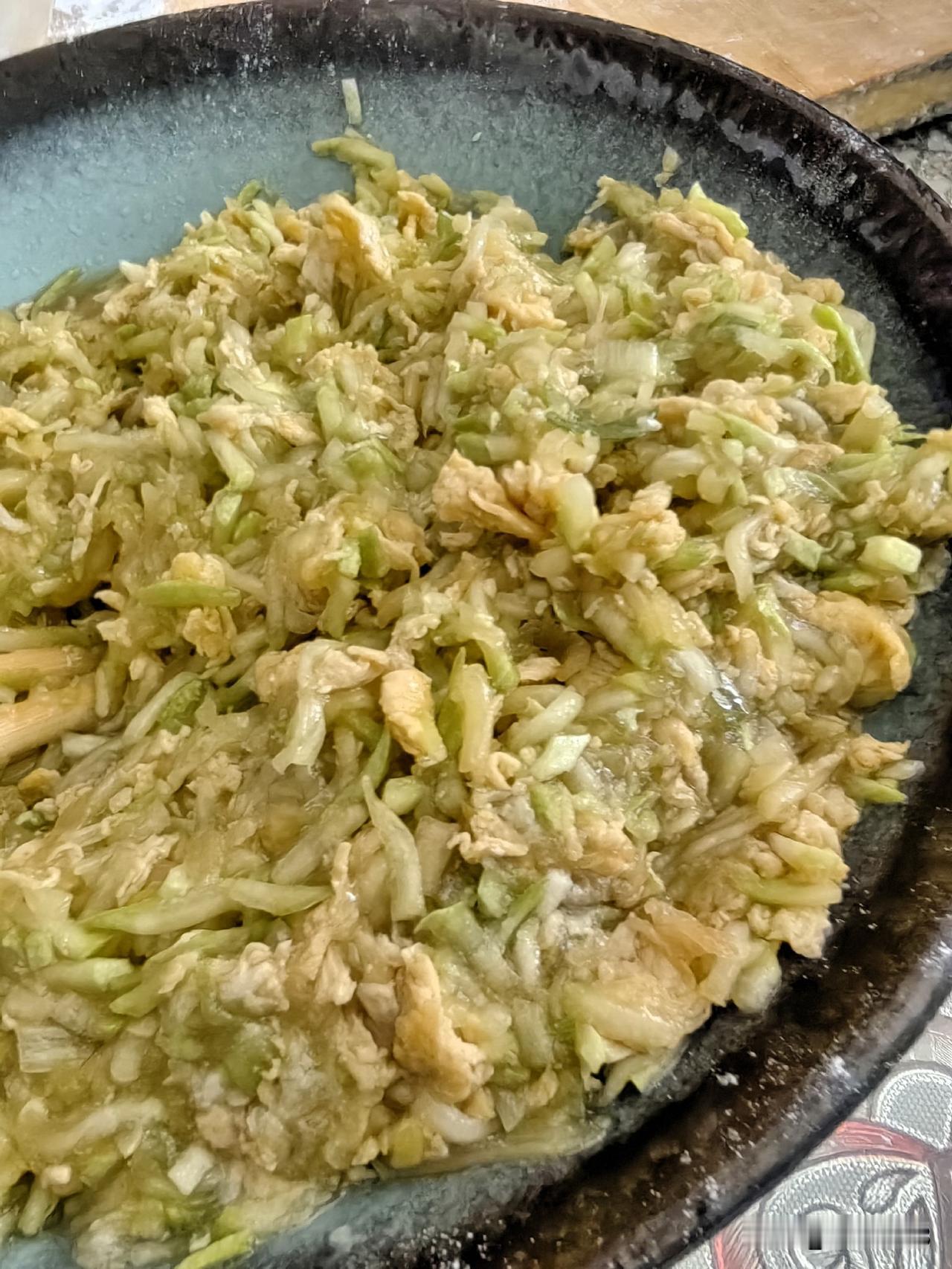 时间过的真快，
雨终于停了。

到了中午了，
中午包饺子吧。

买了一个西葫芦，