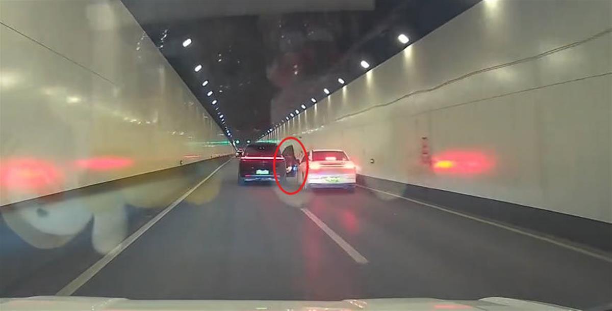 #警方通报男子隧道内开车门恶意别车# 14岁也有一定责任，17岁副驾驶开门可是可