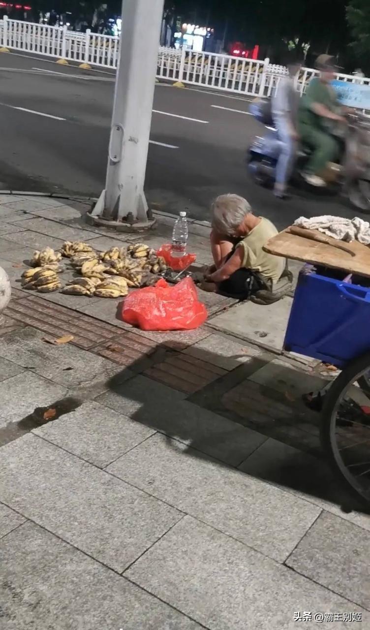 “人间就是地狱”
近日，一网友发帖，一位白发苍苍的老人疲惫地蜷缩坐在城市夜晚的地