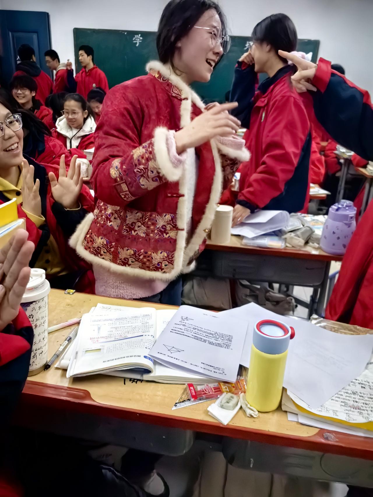 今天是2025年最后一天，老师穿上了喜庆的衣服走近班级，同学们欢呼雀跃。

有几