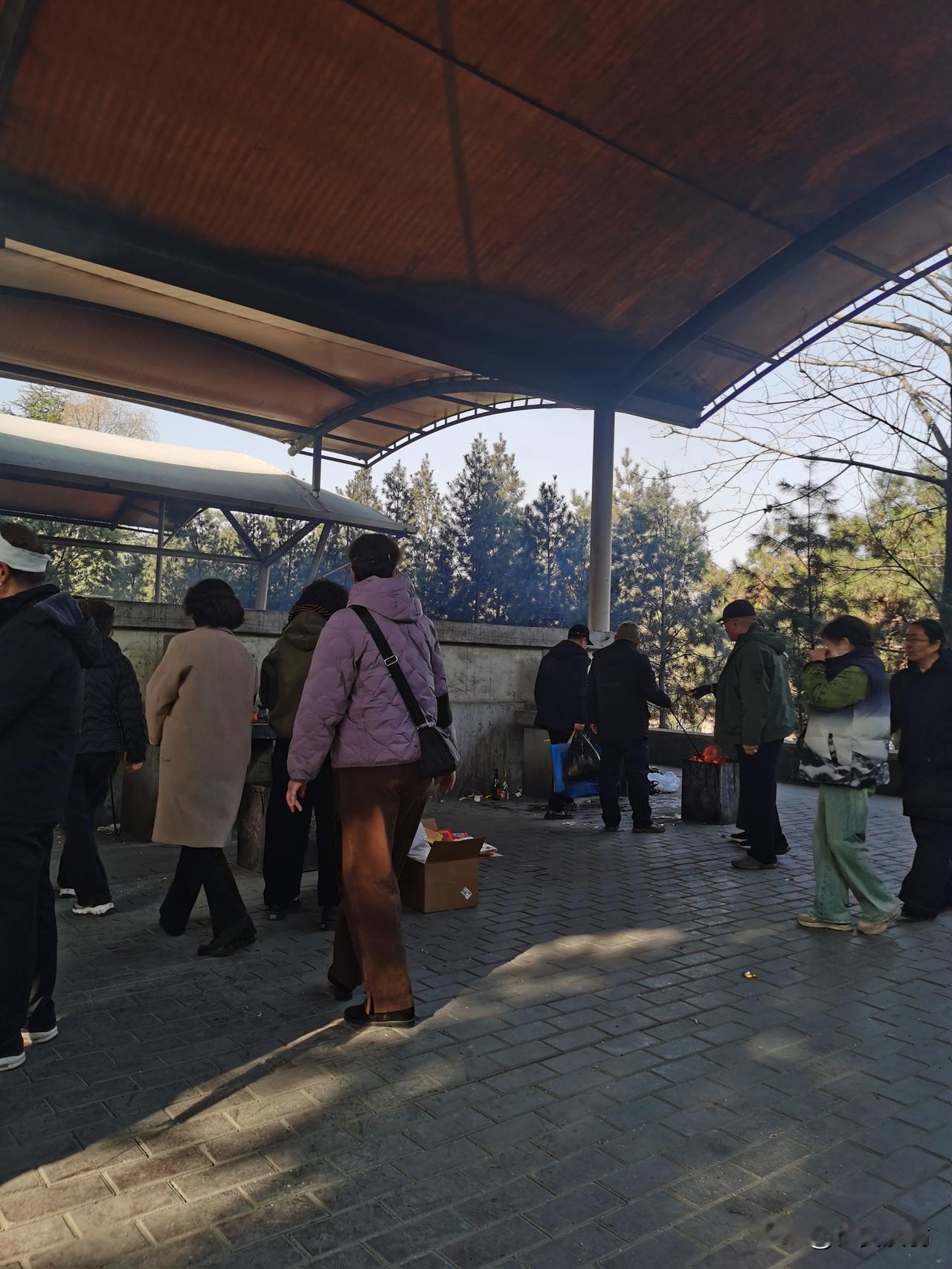 孩子，今天是腊月二十七日，我与你妈妈去看你。再过两天就要过年了，大街上人来人往，