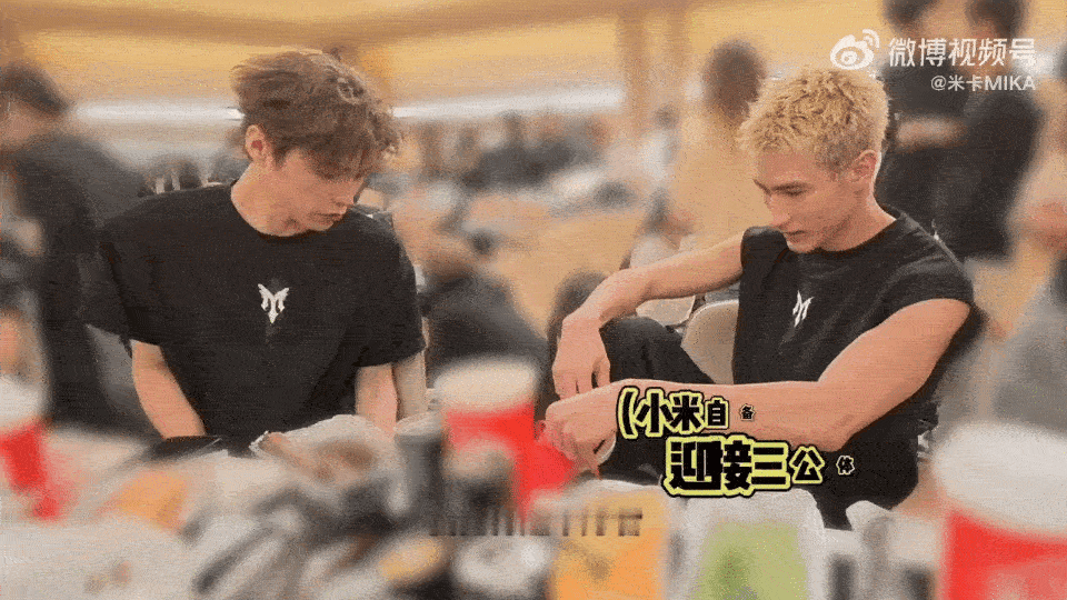 米卡0帧起手送了阿云嘎双鞋米卡是真的宠阿云嘎，三公vlog开篇0帧就送上鞋子，毫