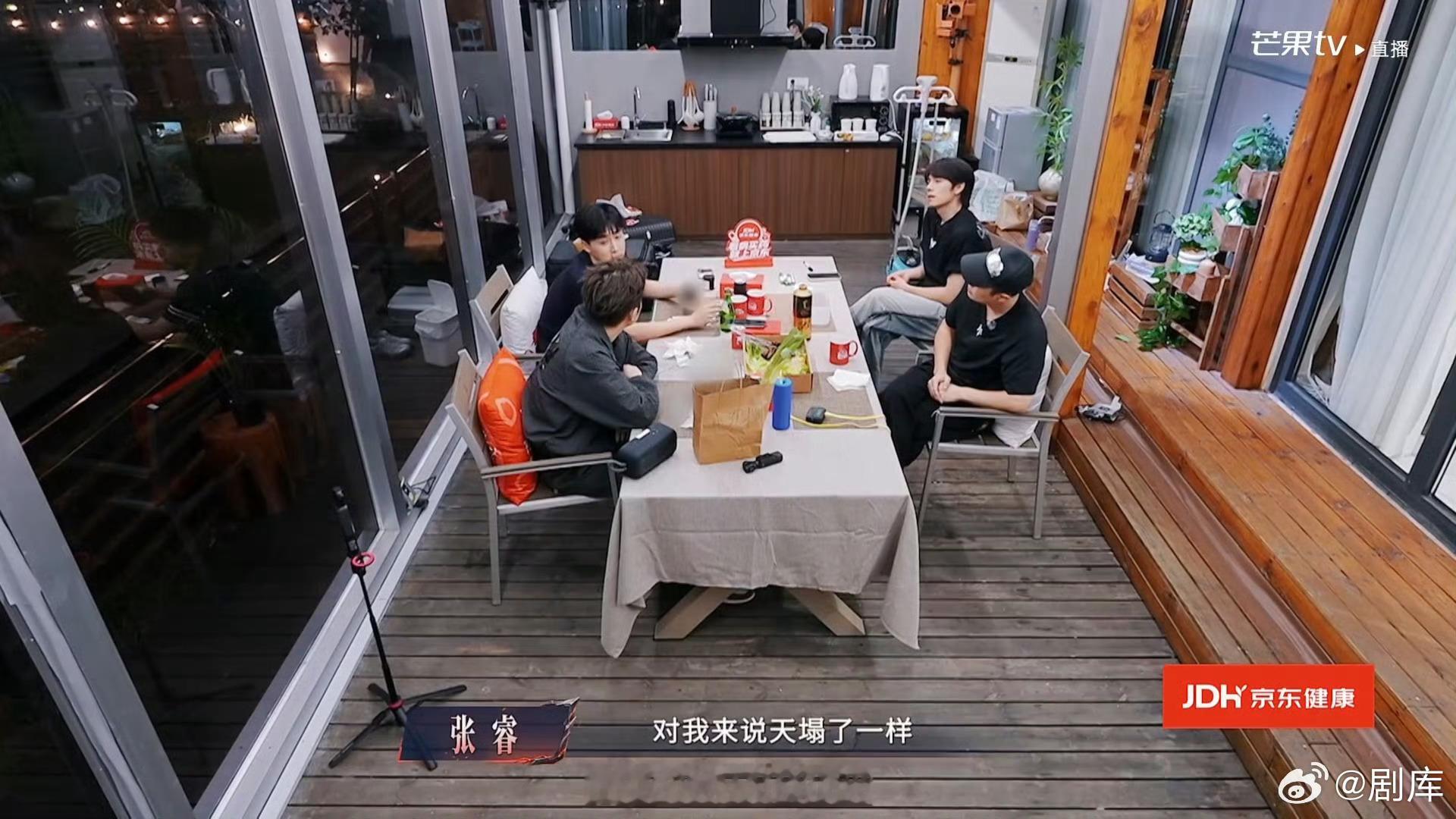 张睿谈奶奶去世哭了张睿哭着唱完茶花来了该回家了 听张睿唱《茶花来了该回家了》，才