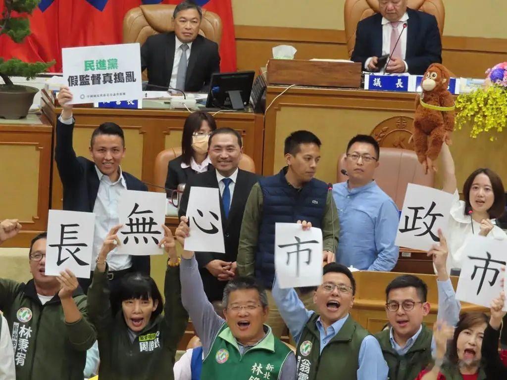 为了最大限度的阻止侯友宜参选2024，新北市“议会”民进党议会党团开始了全力“卡