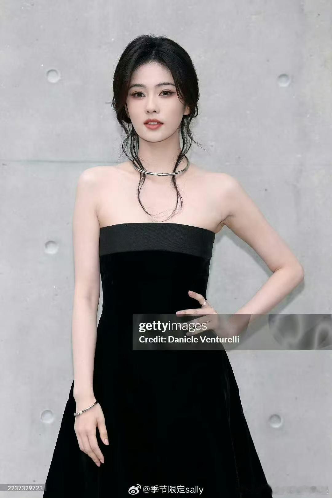 白鹿黑色抹胸裙G社生图 ​​​黑色抹胸裙的白鹿美的太惊艳啦！G社生图也一样能打！
