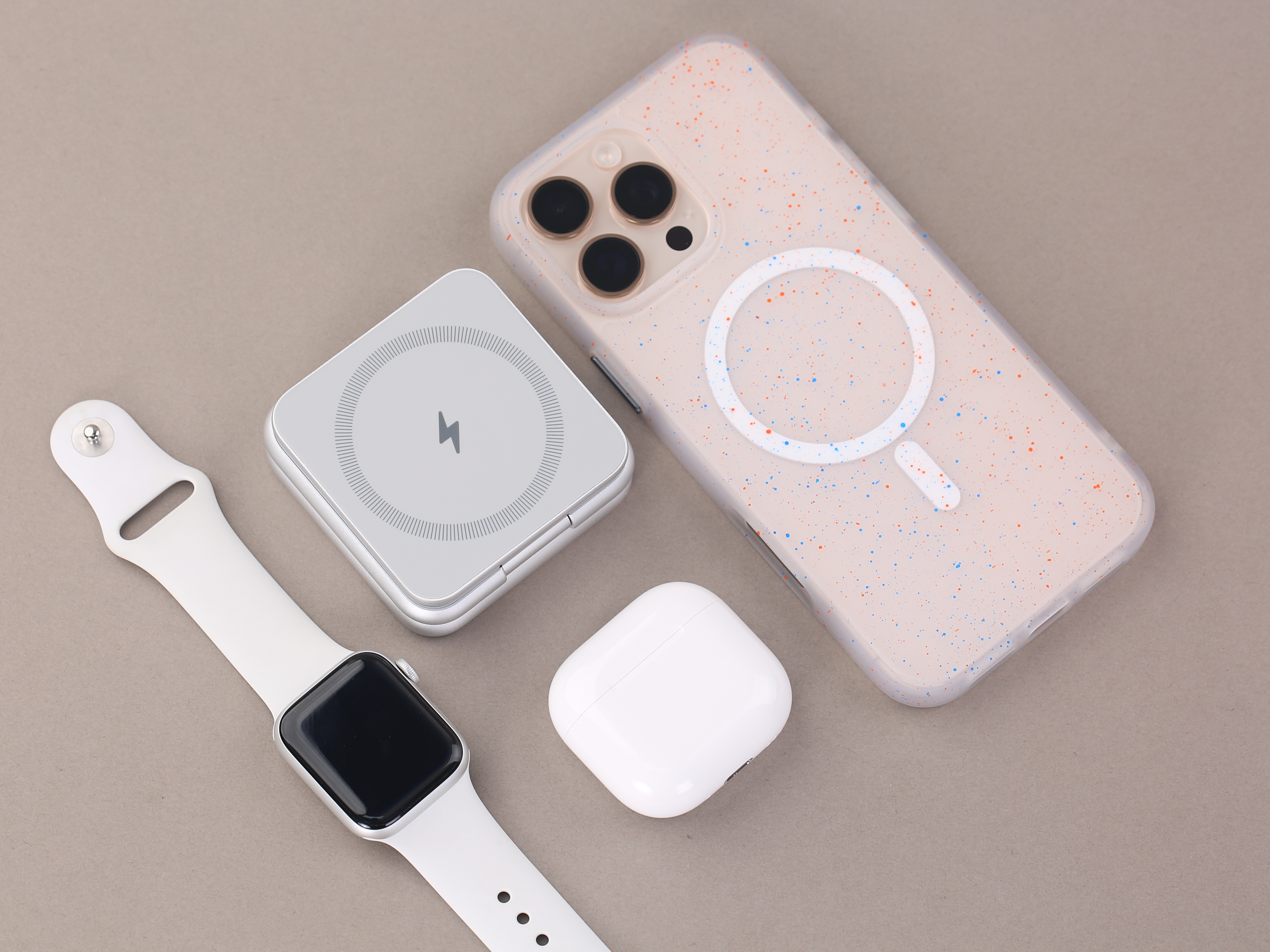 豆腐块三合一无线充，可以同时给手机、Apple Watch、AirPods 三台