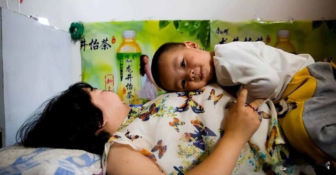 “医学奇迹！”2011年，江西一男子不顾家人反对，娶瘫痪女子。

新婚夜前夕，岳