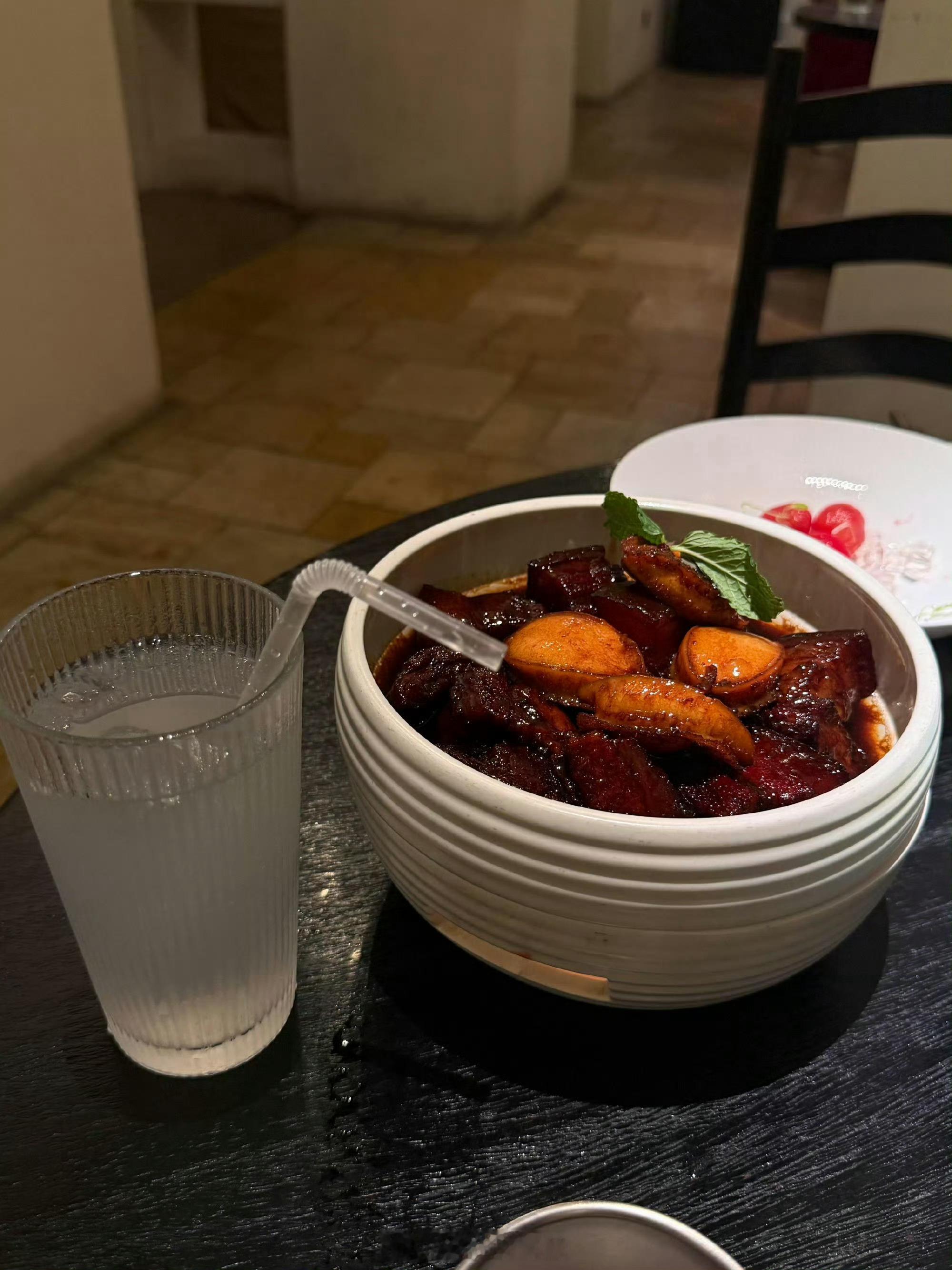 我就是不爱收拾，家里乱，但是脏衣服必须洗干净，就是不整齐，但是东西得干净 