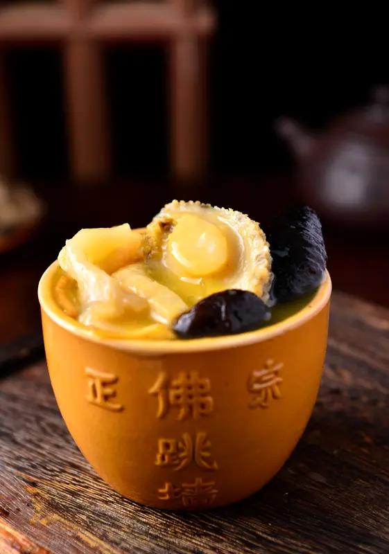 我先来报个菜名——佛跳墙，这就能证明我是福建人啦。佛跳墙这道菜可太有讲究了，它汇