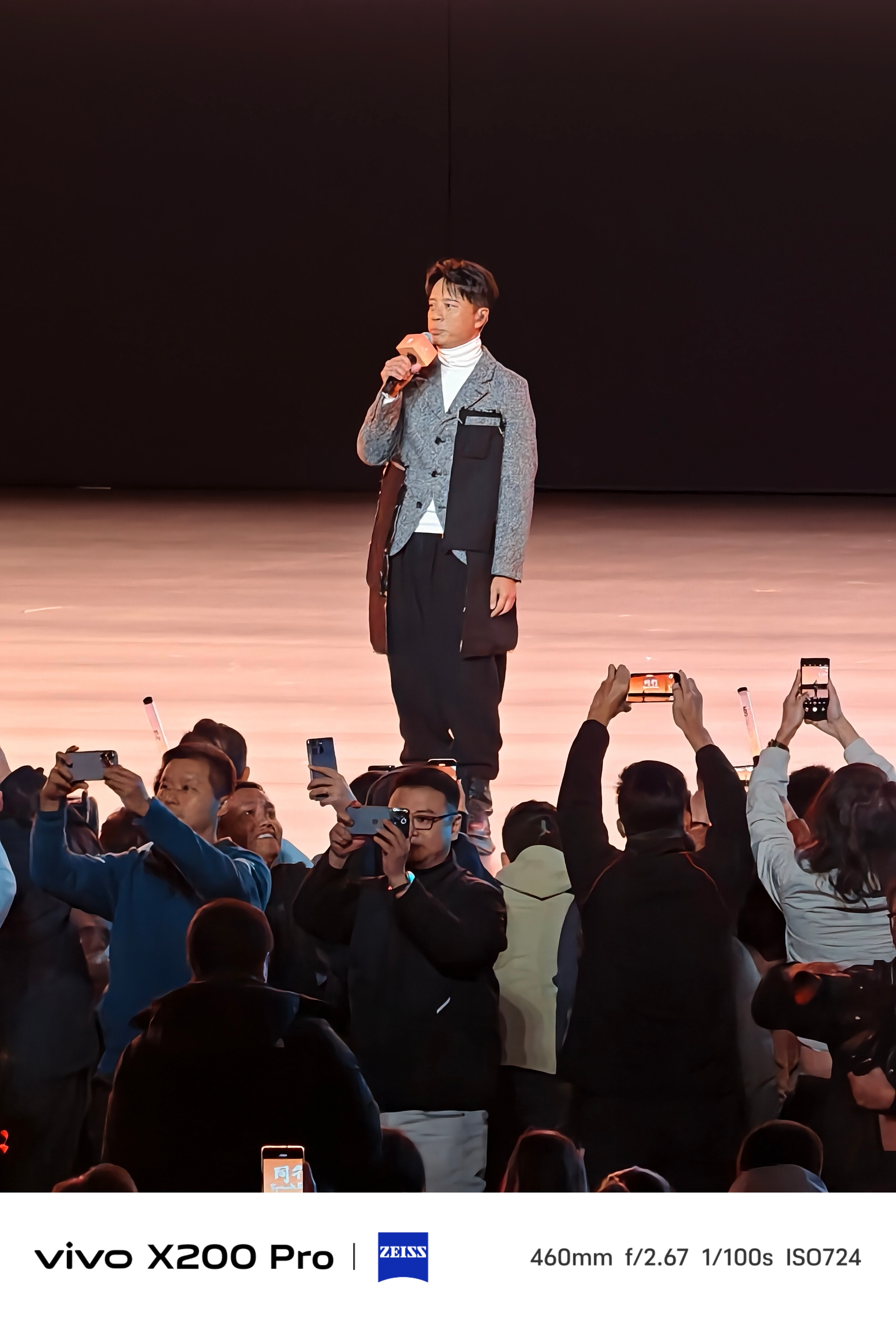 这个画面让我想起以前马思唯在live house演出的时候台下女粉丝们背对着舞台