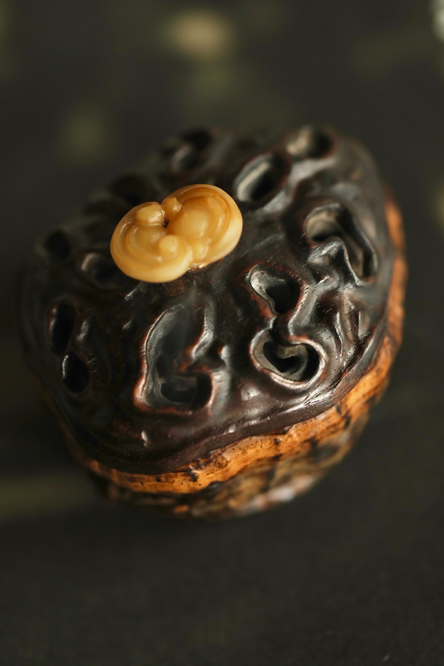 灵芝髹金 | 小琴炉外取灵芝天然之态，纹理虬结，古拙苍劲；内膛精工髹金，流光溢彩