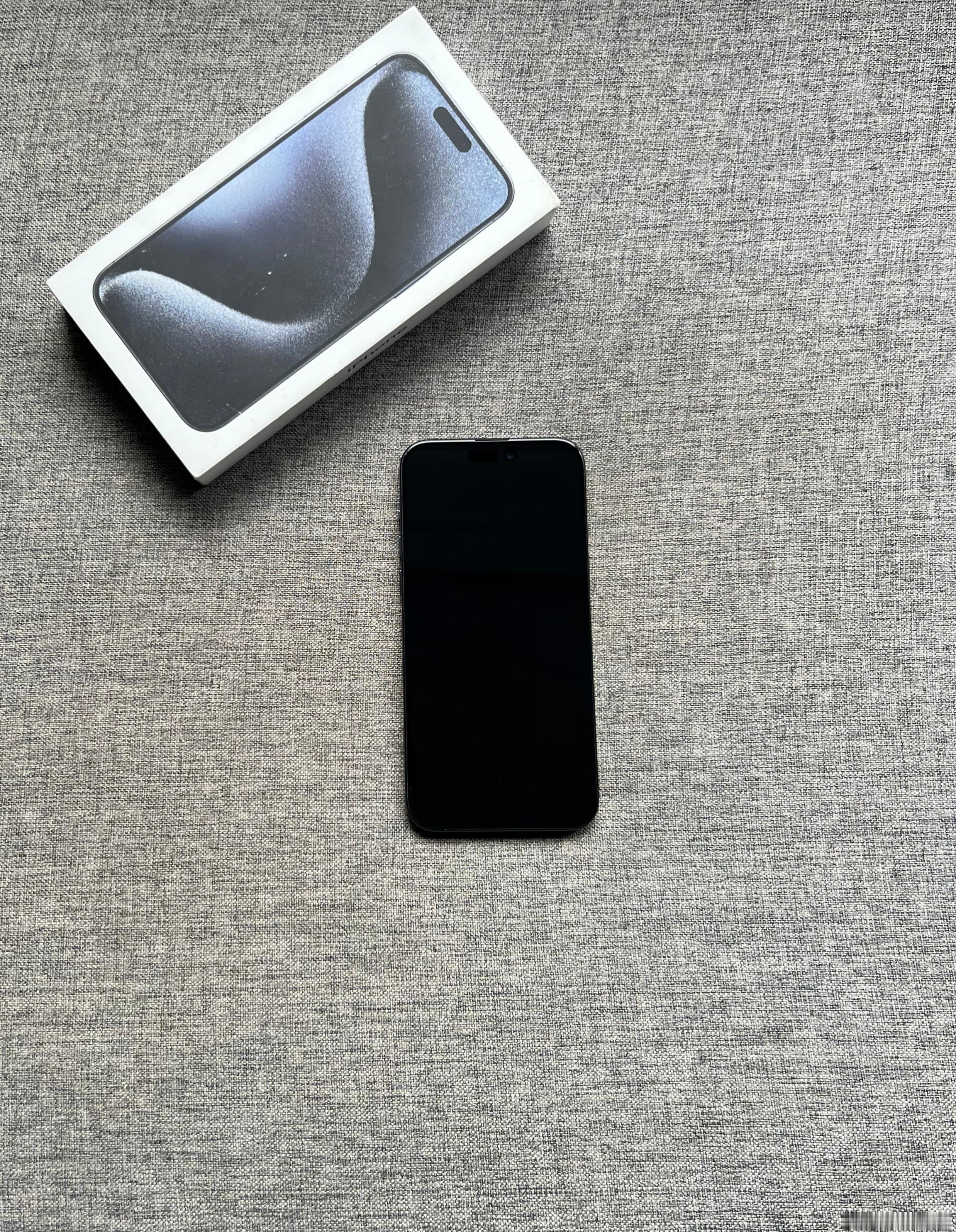 国行iPhone15 Pro Max 512G 蓝色，屏幕细微划痕，外壳小划痕磕