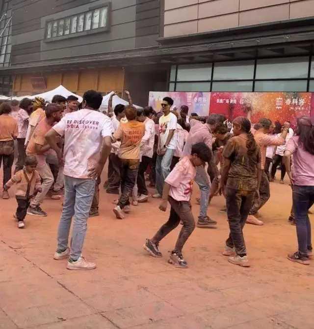 成都，你有点神呢，我有点接受不到...

【成都现“印度街” 异域庆典引热议】近