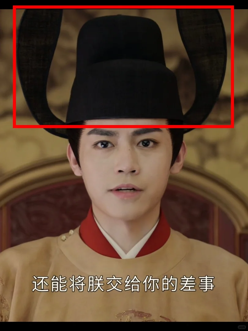 这个帽子是要起飞？大臣们是怎么忍住不笑的