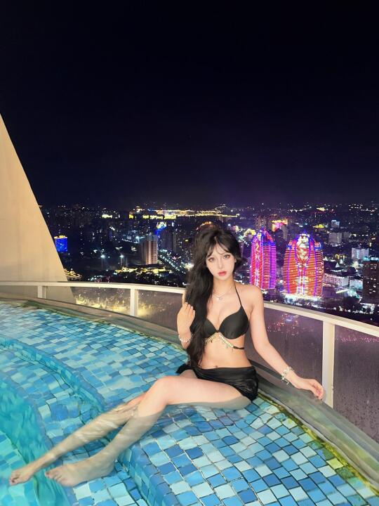 在50楼的无边泳池俯瞰整个告庄