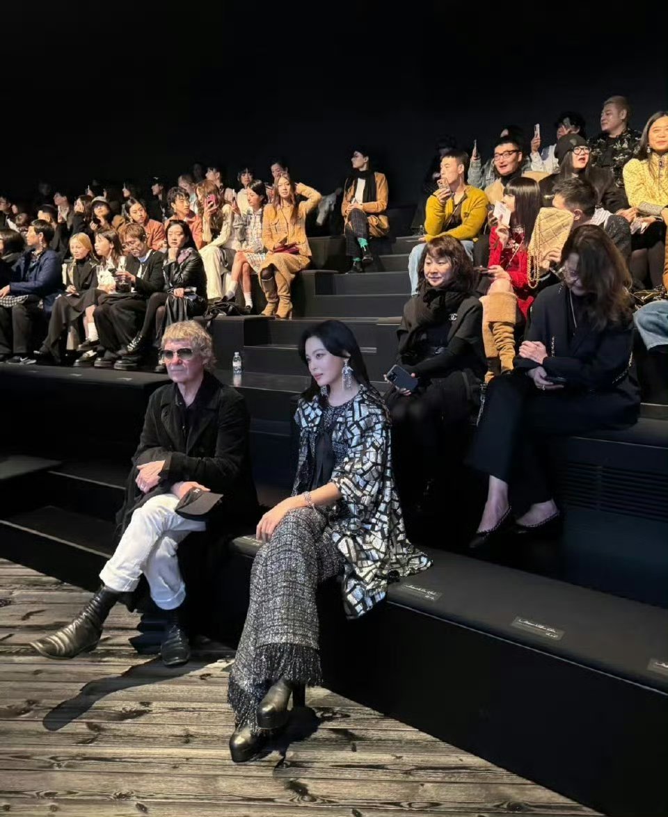 辛芷蕾香奈儿内场看秀图 姐太吸睛了吧~人群中看去好亮眼，完全是气质高贵的女王[哇