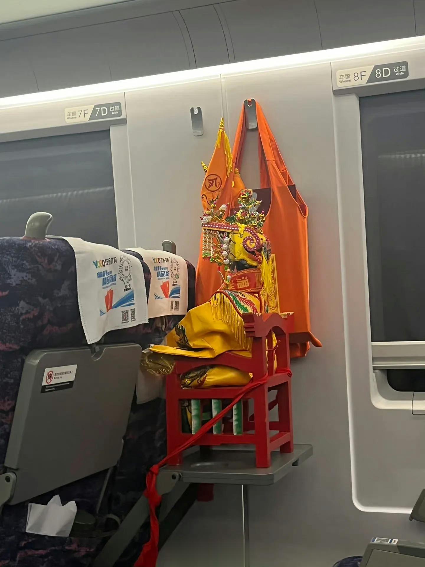 #一个人坐高铁行李箱只能放脚下#网友发的图，去山东的高铁上看到的，不像是行李那些