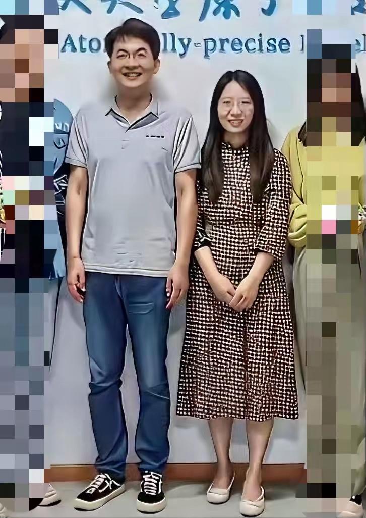 我怀疑曾教授是为了爱情，
也怀疑曾教授是为了前程，
万万没想到，这一细扒才发现她