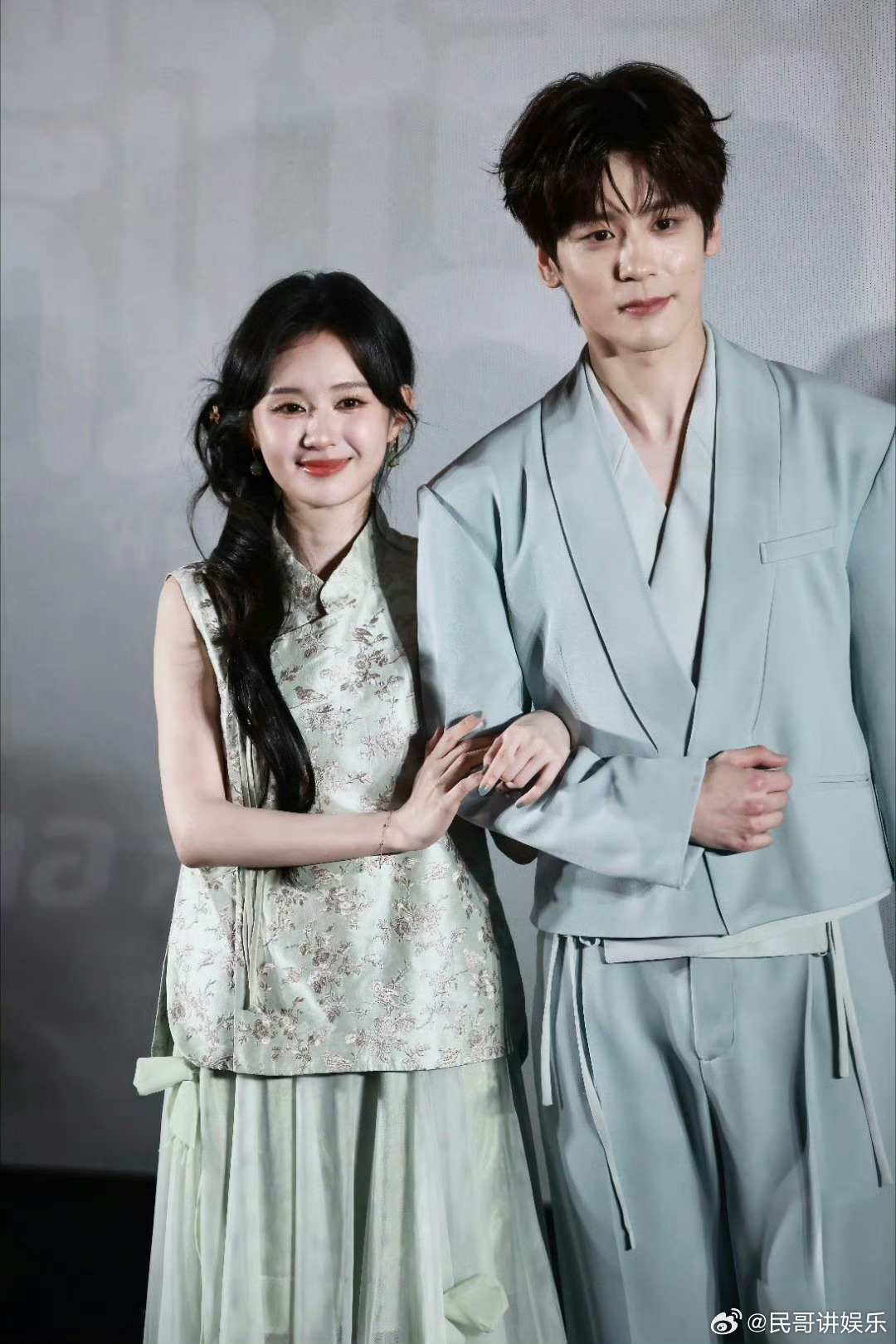 魏哲鸣郑合惠子还原猪肉吻你是迟来的欢喜现偶最强售后来袭，直播还原猪肉吻，颂鼠桂喻