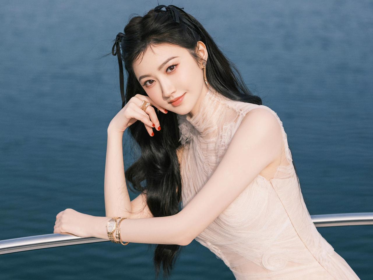 海边的甜妹子，希望她还像以前快乐。景甜 什么样子的女人才是最美的