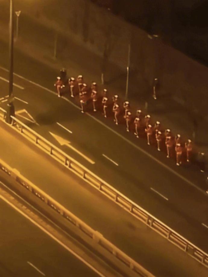 #太原12345回应暴走团凌晨扰民#【南都快评：“暴走团”凌晨扰民，健身自由不能