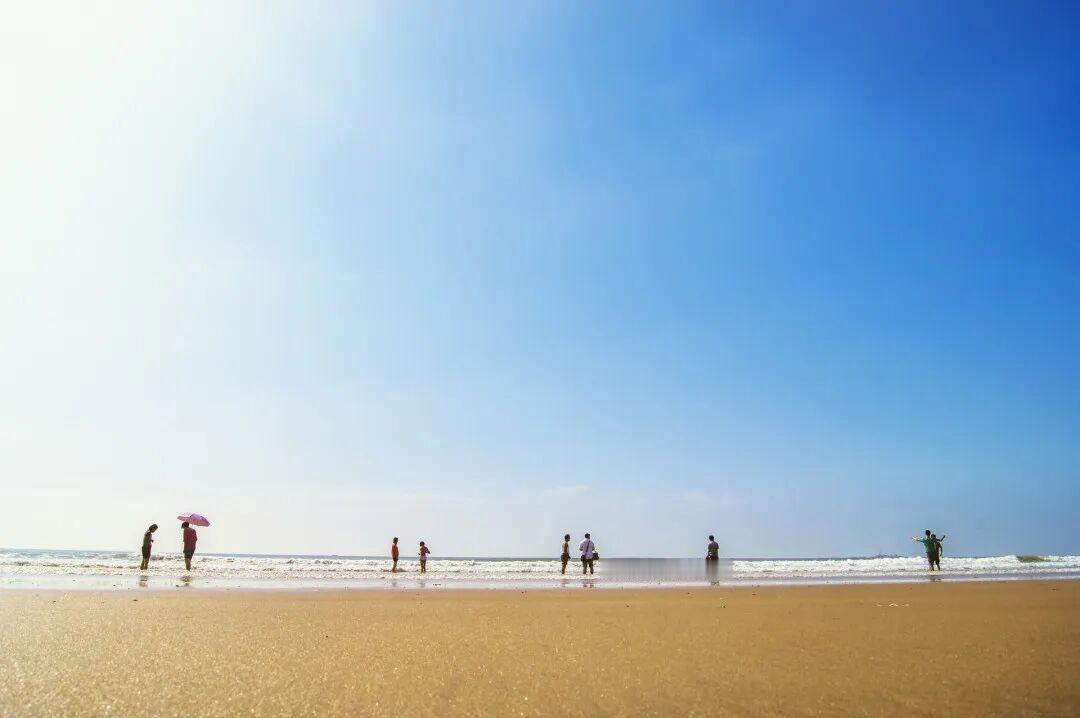 盛夏时节，碧海蓝天，正是亲海乐水的好时光。7月1日起，青岛市9处海水浴场全面开放