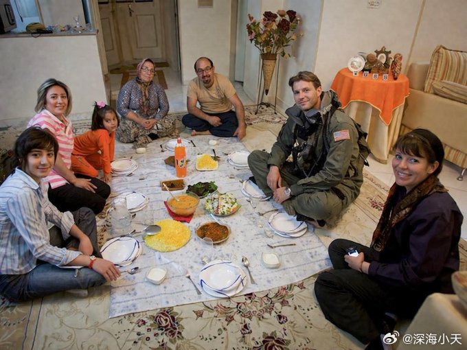 伊朗政府悬赏高价（折合约6万美元），鼓励伊朗民众漫山遍野抓美军、举报坠机的美军飞