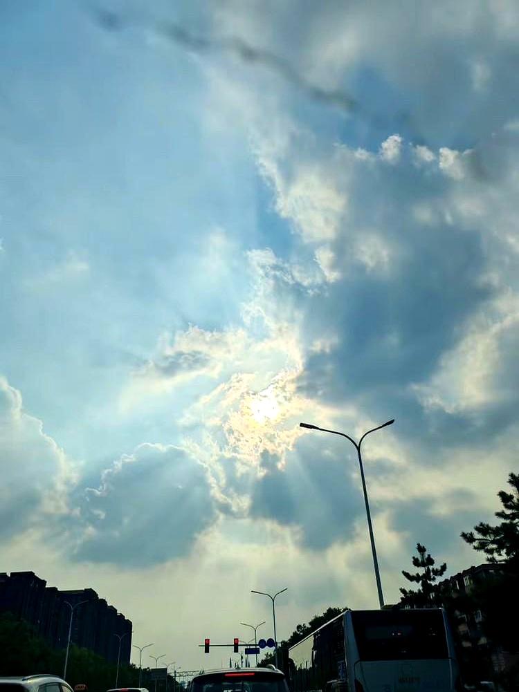 听说过“杀猪盘”，你听说过“绿卡盘”吗？
有些老外跑到咱们这儿，满嘴喊着“真爱”