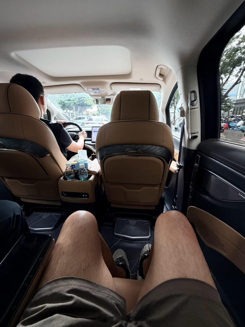 我感觉在广东这边腾势D9已经完全替代GL8的存在了，关键是第二排基本都配了小屏，