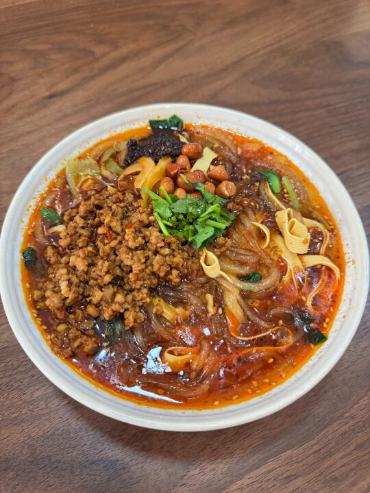 家庭版肉酱酸辣粉，拿它开店应该也没问题👍