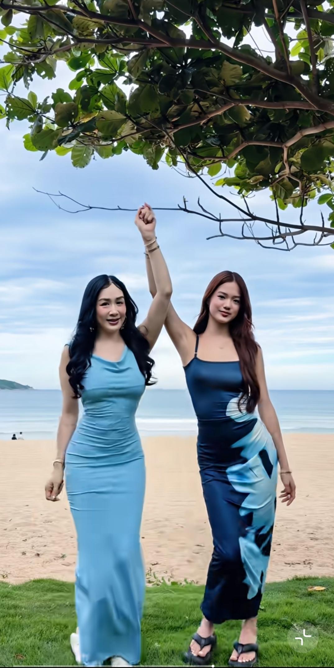女儿和妈妈一样性感美丽。